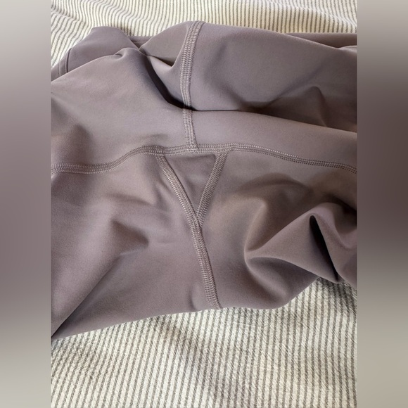 LULULEMON SIZE 10 INSTILL H/R 25”/ violet verbena - Picture 7 of 12